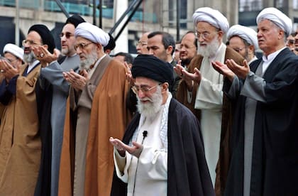 El abatido ayatolá Ali Khamenei durante una jornada de rezo en Ramadán