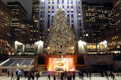 El abeto que se levanta cada año en el Rockefeller Center, en Nueva York, mide más de 25 metros de altura
