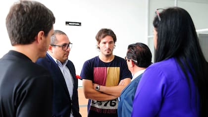 El abogado asesor, Osiris Sánchez, dialoga con Marcos Menegazzo, hermano de Marina, la turista mendocina asesinada en Ecuador, en la morgue judicial donde se lleva a cabo el reconocimiento de los cadáveres