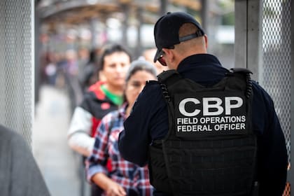 El abogado César Bautista advirtió que los agentes fronterizos tienen la discreción de permitir o negar el reingreso de personas con TPS