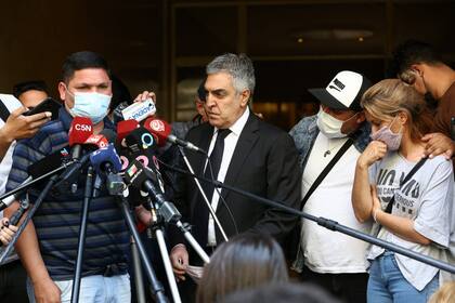 El abogado Dalbon junto a los padres de Lucas González