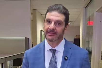 El abogado de inmigración Ángel Leal detalló los casos más frecuentes de pérdida de naturalización