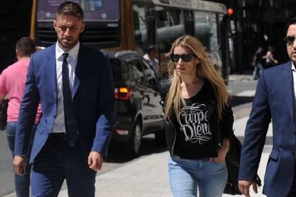 El abogado de la familia, Matías Morla junto a Giselle, la hija menor del empresario camino a Tribunales.