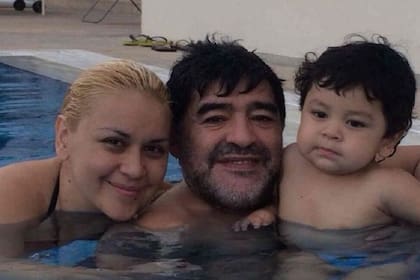 Diego Maradona, junto a Verónica Ojeda y Dieguito Fernando