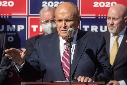 El abogado del presidente, Rudy Giuliani, habla con los medios de comunicación en una conferencia de prensa celebrada el 7 de noviembre de 2020 en Filadelfia, Pensilvania