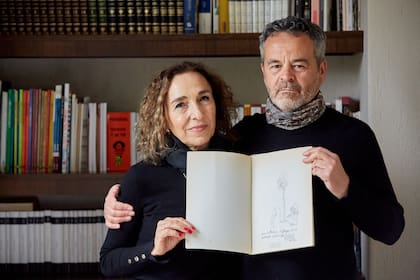 El abogado Diego Lavado y su esposa María Inés Vargas muestran algunas obras de Quino