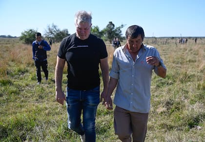 El abogado Fernando Burlando recorre un campo junto al padre de Loan, en la localidad de 9 de Julio, en Corrientes