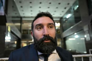 Una audiencia con problemas técnicos, gritos, fuertes cruces y más testigos