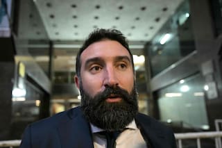 Una audiencia con problemas técnicos, gritos, fuertes cruces y más testigos