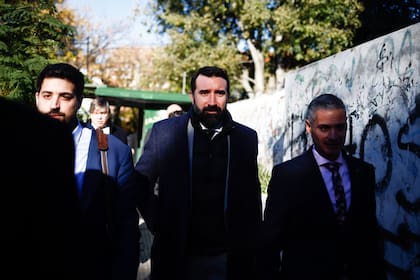 El abogado Leopoldo Luque, Francisco Onetto (en el medio) llega a los tribunales