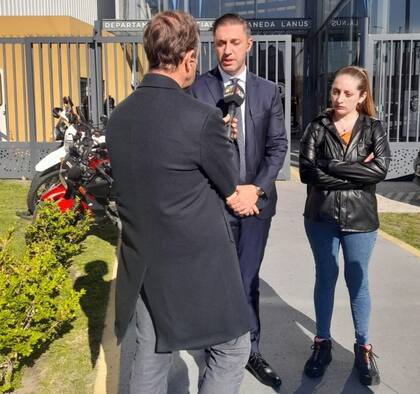 El abogado Matías Morla, junto a Johana Montoya, la madre de la víctima