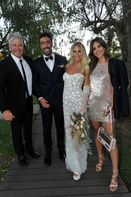 El abogado mediático Fernando Burlando y Barby Franco no quisieron perderse la gran boda y posaron con los novios, muy sonrientes, para los flashes