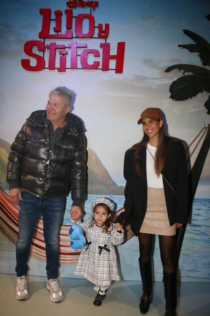 El abogado mediático Fernando Burlando y su mujer, Bary Franco, disfrutaron de la remake del clásico de Disney junto a la pequeña Sarah