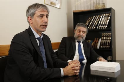 El abogado Miguel Bronfman y el expresidente de la AMIA Leonardo Jmelnitzky, cuando presentaron el libro "Causa AMIA"
