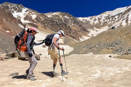 El abogado Pablo Giesenow asumió el desafío de subir 3500 metros con sus prótesis en febrero pasado