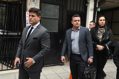 El abogado querellante Ignacio Trimarco y los padres de Emmily Rodrigues Santos Gomes