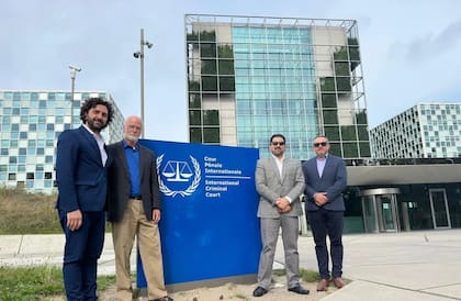 El abogado Sergio Salinas Giordano (primero a la izquierda) integra la junta directiva de ECA, es patrocinante de las víctimas del Instituto Antonio Próvolo de Mendoza y miembro de la organización defensora de derechos humanos Xumek