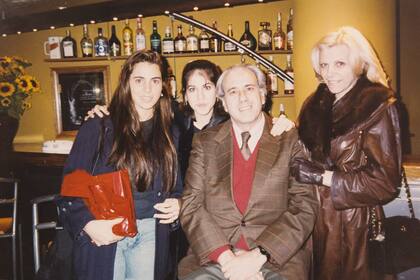 El abogado y escritor, junto con su esposa, Marisa, y sus hijas, Marisita y Paloma