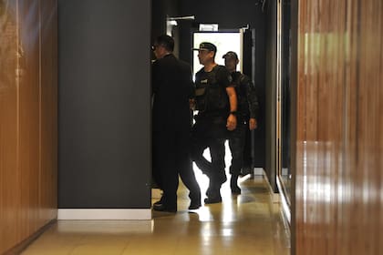 El abogado y los oficiales a cargo del traslado ultiman detalles