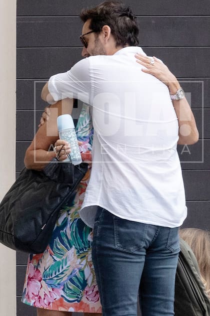 El abrazo a su ex suegra da cuenta de la buena relación que mantienen y de que siguen funcionando como una familia, tal como se propusieron desde que se separaron.