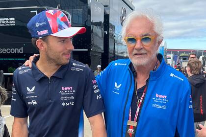 El abrazo afectuoso de Briatore a Gasly, que renovará su contrato con Alpine hasta 2028