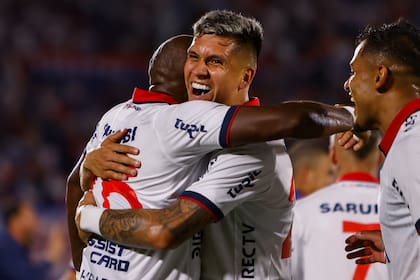 El abrazo al colombiano Diego Herazo, autor del segundo gol de Nacional