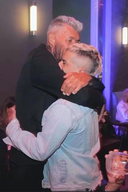 El abrazo con Ángel de Brito, que partió al festejo después de hacer LAM.
