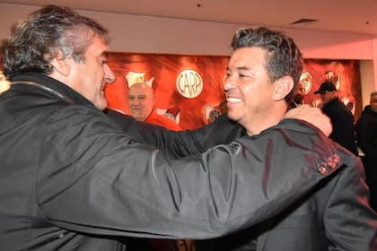 El abrazo con Enzo Francescoli, el manager que se la jugó por la elección de Marcelo Gallardo tras la renuncia de Ramón Díaz en 2014