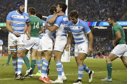 El abrazo con Imhoff, autor de dos tries en el triunfo ante Irlanda en el Mundial 2015, el único de los Pumas contra los europeos en 10 años