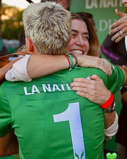 El abrazo con mamá Camila, su principal confidente. "Te dice todo lo que ve y cuando necesitás una charla, ahí está", dice Jeta