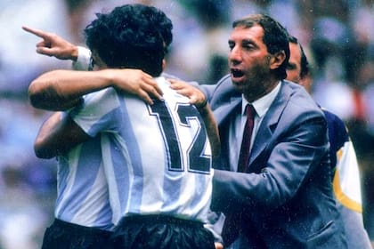 El abrazo con Maradona tras el gol a los ingleses... y Bilardo atento a las indicaciones