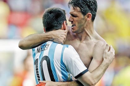 El abrazo con Messi, tras el partido ante Bélgica en cuartos de final del Brasil 2014