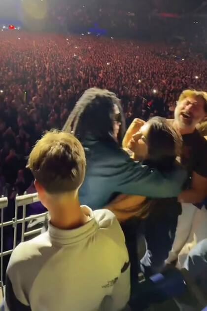 El abrazo con Penélope, mientras Bardem no para de cantar.