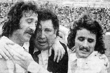 El abrazo con Poy y Cortés, luego de la victoria por 1-0 en La Paz, decisiva para clasificarse al Mundial 1974 