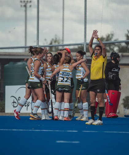 El abrazo conjunto de las chicas de Lomas, punteras