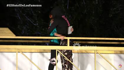 El abrazo de Alexander Caniggia a Matilda Blanco luego tras la eliminación de Kate Rodríguez