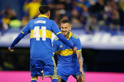 El abrazo de Benedetto con Langoni, artífice de la jugada previa al gol de Pipa