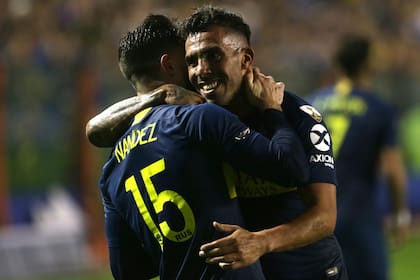 El abrazo de Carlos Tevez con el uruguayo Nandez cuando se consumó la victoria ante Atlético Paranaense