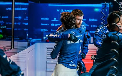 El abrazo de Colapinto con uno de los miembros de la escudería Williams