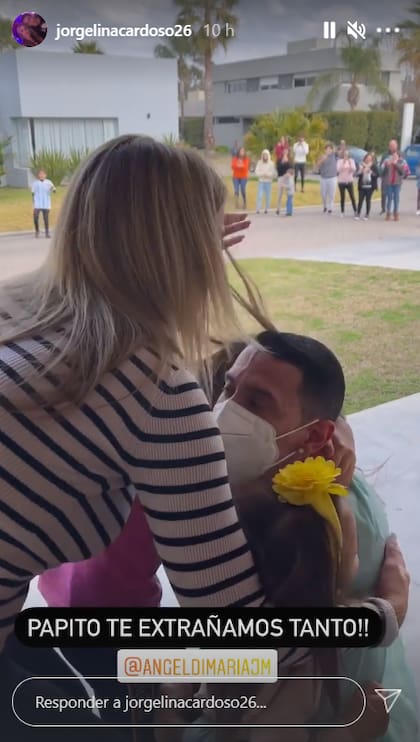 El abrazo de Di María con su esposa e hijas después de ganar la Copa América. Fuente: @jorgelinacardoso26.