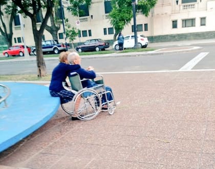 El abrazo de dos abuelos en una plaza demuestra que el amor puede ser para siempre