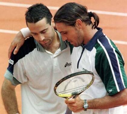 El abrazo de dos gladiadores; Alex Corretja y Gumy protagonizaron un duelo increíble, que quedó en manos del catalán. Fue en Roland Garros, tras más de 5 horas de combate
