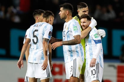 El abrazo de Emiliano Martinez para Lionel Messi, después de un triunfo vital para la Argentina