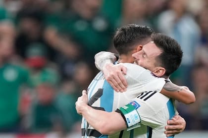 El abrazo de Enzo Fernández con Lionel Messi al finalizar el partido entre Argentina y México