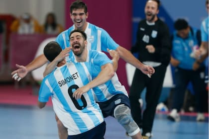 El abrazo de Federico Pizarro y Pablo Simonet (más atrás) a Diego Simonet