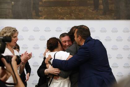 El abrazo de felicidad con Ricardes y Grieco al finalizar el acto