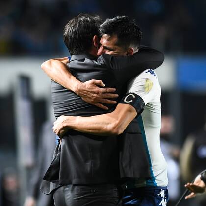 El abrazo de Fernando Gago con Leo Sigali en el partido Racing 3 vs. Atlético Nacional 0, por la Copa Libertadores