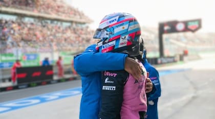 El abrazo de Flavio Briatore a Franco Colapinto tras la clasificación del Gran Premio de China