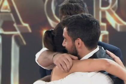 El abrazo de Flor Vigna y Nico Occhiato
