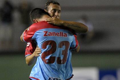 El abrazo de gol del Arsenal